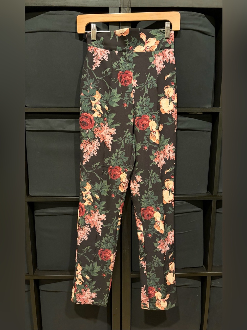 Pinup Couture Laura Byrnes PUG Dress Pants In Dark Bella Roses Size S NWOT - Picture 3 of 6